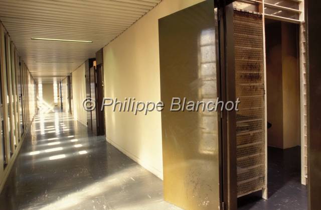 prison 11.JPG - Couloir d'accès au mitardMAF (Maison d'Arrêt des Femmes)Fleury-Mérogis, France